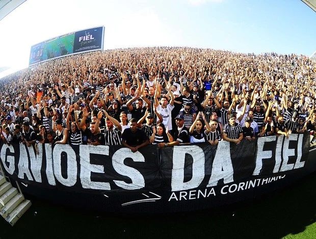 Torcida corintiana ignora determinação e estende faixa no estádio de Itaquera