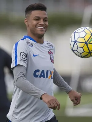 Bruno Paulo volta a treinar e tenta estreia no Corinthians ainda em 2016