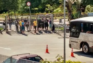 Corintianos protestam por eliminação no sub-15 e bloqueiam ônibus do time