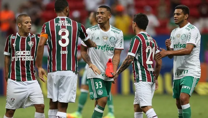 Gabriel Jesus tem a chuteira rasgada após dividida com Gum 