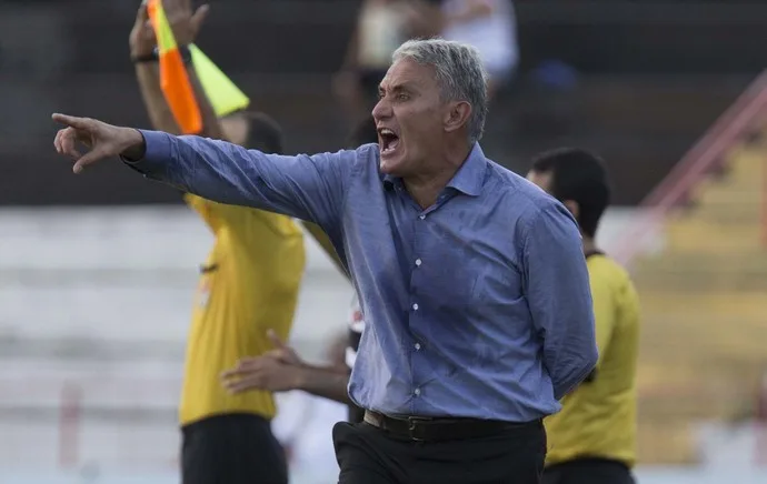 Tite elogia padrão do Corinthians, mas mantém dúvidas para a Libertadores