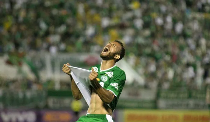 Após superar rival, Palmeiras fecha com o atacante Leandro, da Chape