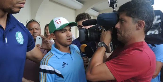 Dudu chega a São Paulo vestido com uniforme e chapéu do Palmeiras 