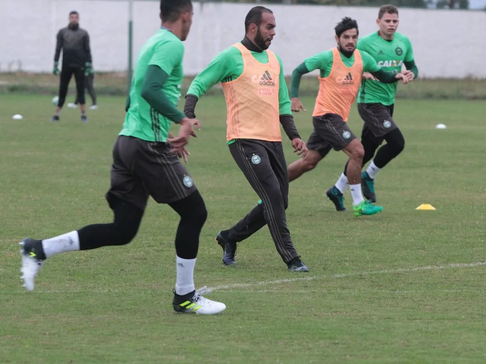 Contrato impede Alecsandro de ser relacionado pelo Coritiba contra o Palmeiras