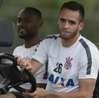 Corinthians sinaliza renovação com Renato Augusto ainda em 2015