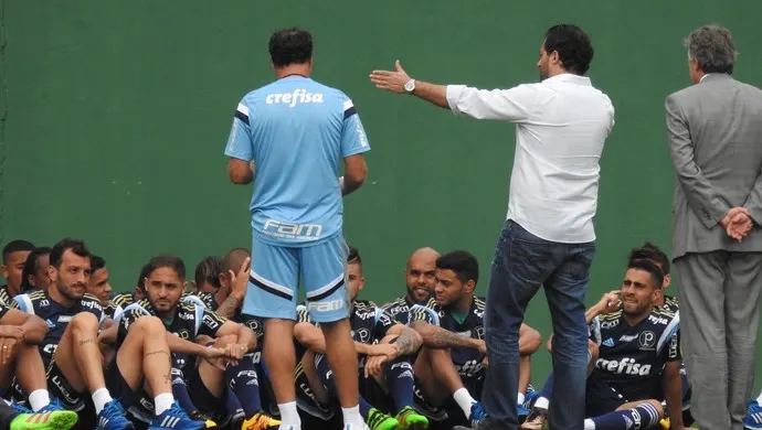 Reunião com o elenco e observação: o primeiro dia de Cuca no Palmeiras