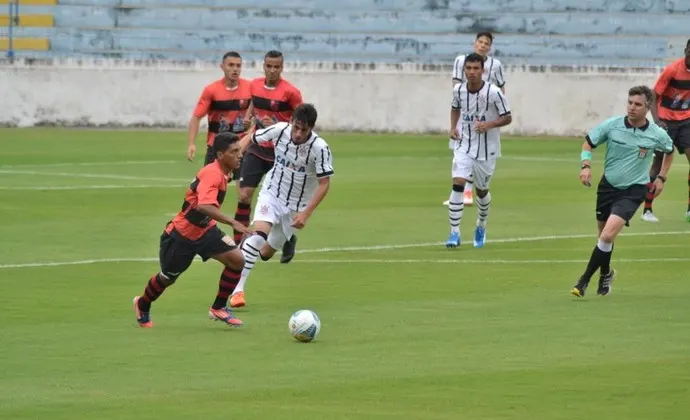 Após marcar contra Corinthians, volante do Fla cita parceria dos clubes