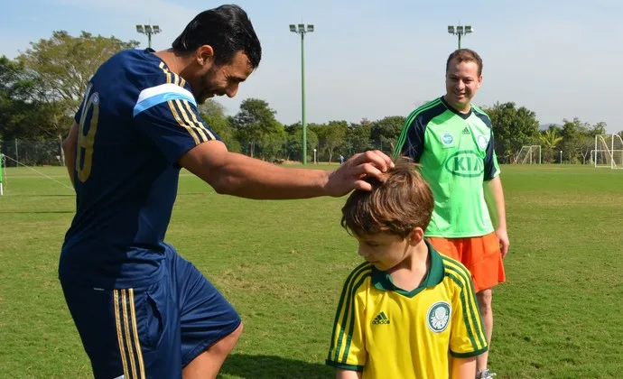 Henrique se surpreende com carinho de fã palmeirense em Atibaia