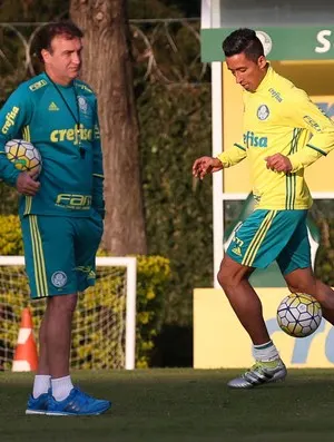 Cuca testa Barrios, Leandro Pereira e Alecsandro no lugar de Gabriel Jesus