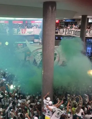 Fumaça tomou conta do saguão do aeroporto quando jogadores chegaram ao local 