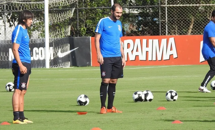 Tite aguarda até sábado e só confirma Danilo no Corinthians em clássico