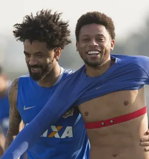 Cristóvão volta a fechar o treino e faz testes no Corinthians que pega o Inter