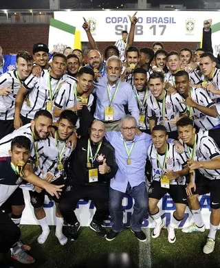 Após escândalo na base, presidente do Corinthians avalia saídas na direção