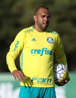 om Alecsandro na vaga de Barrios, Cuca faz treino tático na Academia