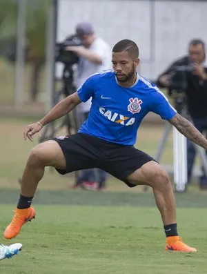 Corinthians renova contrato de lateral recém-recuperado de lesão no joelho