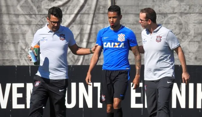 VÍDEO Lucca deixa treino do Corinthians com dores após choque com Guilherme Arana