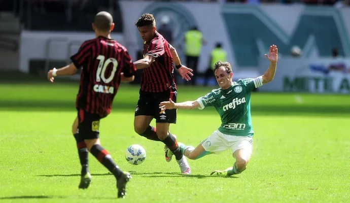 Na hora do almoço, Palmeiras passa calor e vê Walter