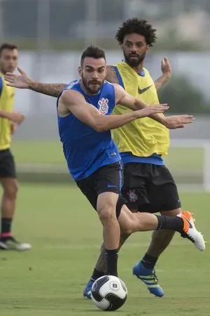 Bruno Henrique espera burocracia para selar renovação com Corinthians