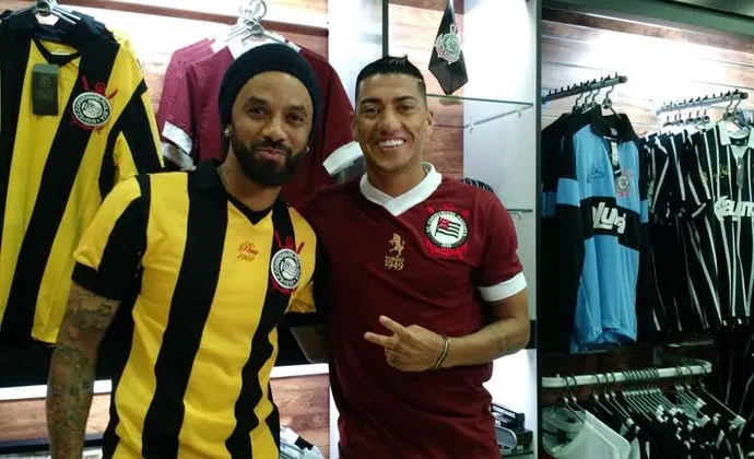 Com Cristian e Ralf, loja do Timão exibe nova linha de camisas retrô