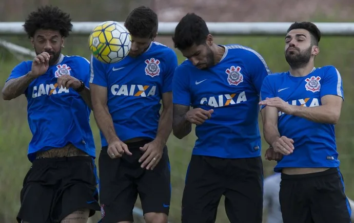 Defesa do Corinthians se recompõe no Brasileiro; Walter passa em testes