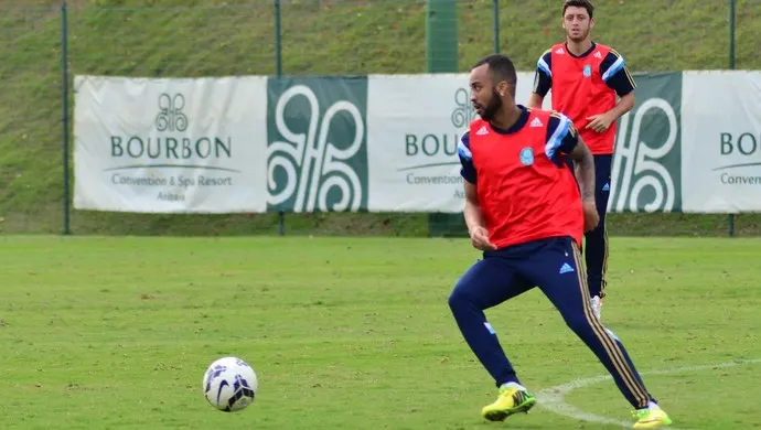 Wesley dá chapéu em massagista e perde aposta com preparador;