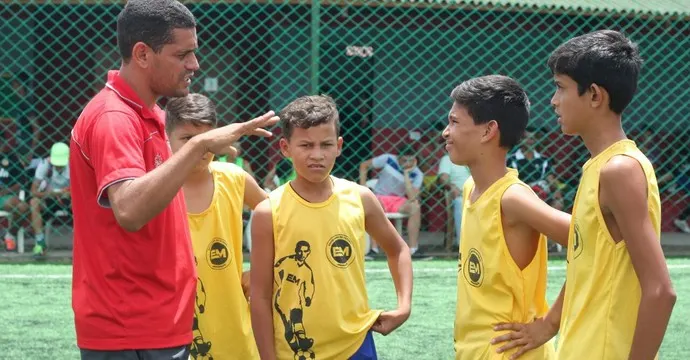 Ex-campeão pelo Corinthians realiza projeto para tirar crianças da rua em PE