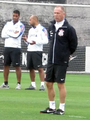 Timão treina sem Anderson Martins e Renato Augusto; Mano ensaia equipe