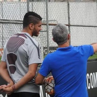Atacante campeão brasileiro pelo Corinthians retorna para tratamento