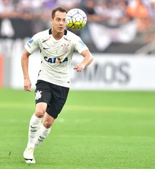 Comemoração de gol sem camisa pode rescindir contrato no Corinthians