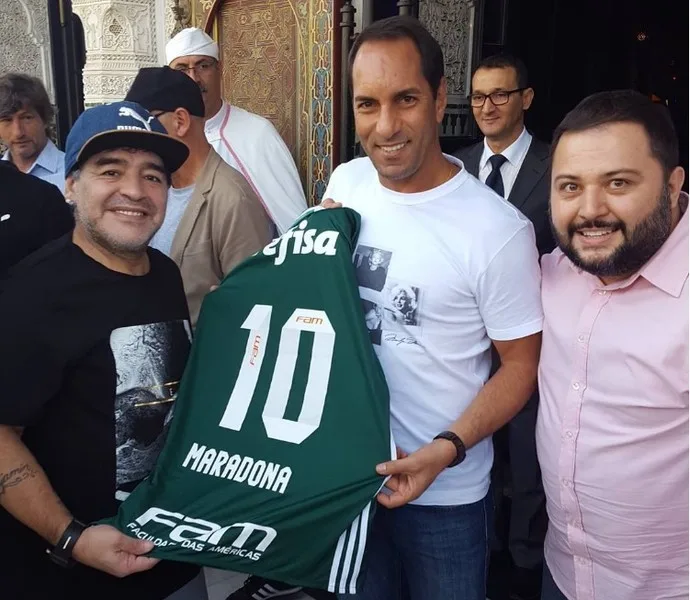 Maradona é presenteado com camisa do Palmeiras por Edmundo