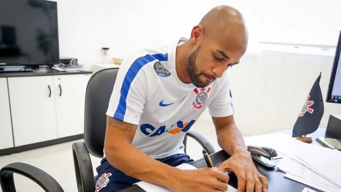 Diretor do Corinthians chama Fellipe Bastos de Felipe Melo, reforço do rival