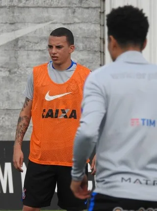 Gabriel Vasconcelos e mais três da base completam treino do Corinthians