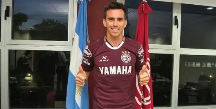 Mouche assina contrato com o Lanús e veste a camisa do seu novo clube