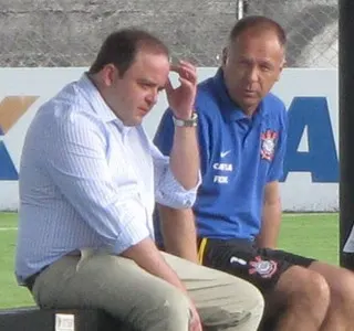 Diretor de futebol do Corinthians reassume cargo e assiste a treino.