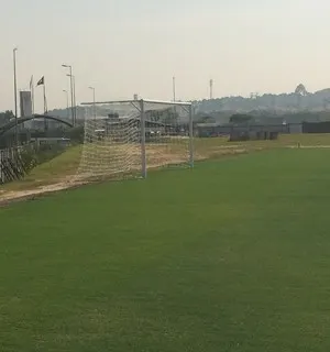 Com gramado pronto, CT da base do Corinthians tem as traves instaladas