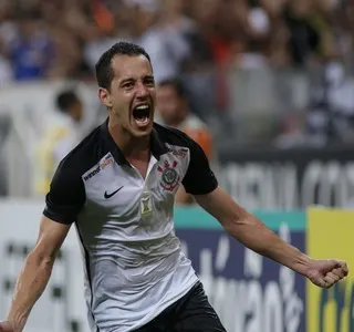 Rodriguinho marca mais um gol no fim e ressalta peso da camisa corintiana