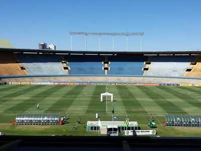 Distantes na tabela, Goiás e Palmeiras se enfrentam no Serra Dourada