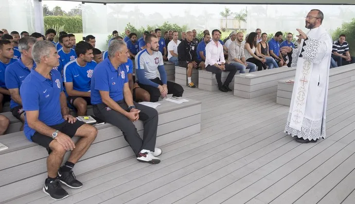 Tite e elenco acompanham missa no CT do Corinthians antes de treino