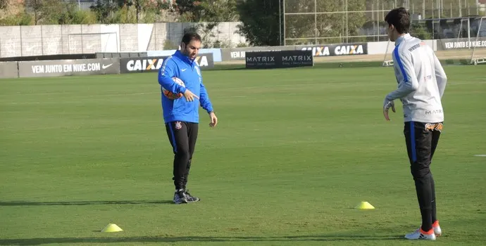 Um mês após lesão no pé esquerdo, Rildo reaparece no CT do Corinthians