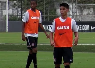 Promessa da base faz primeiro treino com profissionais do Corinthians