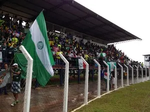 Estádio do Vilhena tem chuva forte e aglomeração da torcida antes do jogo