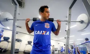 Na estreia, Jadson pede que Timão tire proveito da falta de foco do Galo.