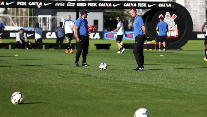 Mano fecha parte do último treino do Corinthians antes de encarar o Coxa