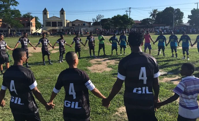 De férias, Gil disputa partida e distribui presentes para crianças em Campos