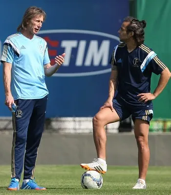 Antes de jogo-treino, Gareca monta o time com Valdivia e Fernando Tobio