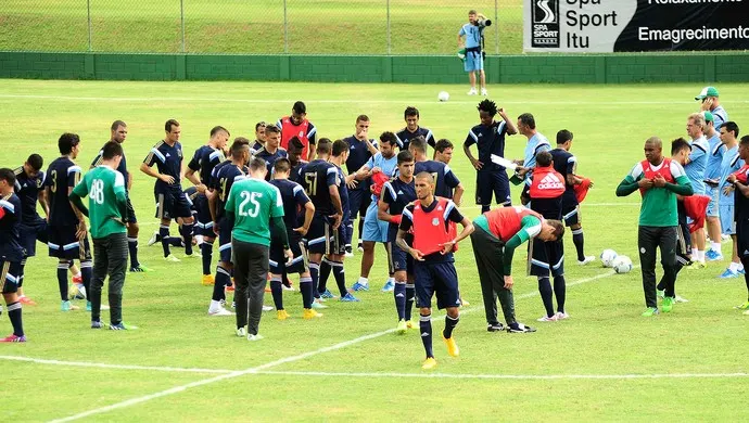 Oswaldo muda meio time e treina com Alan Patrick e Dudu como titulares