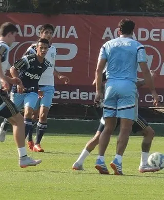 Garotos do sub-15 do Palmeiras treinam com os profissionais