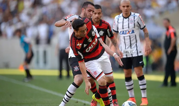 Renato Augusto cita histórico do Timão e reclama do gramado