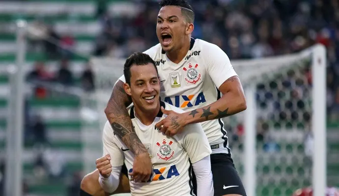 Corinthians vence a Chapecoense fora de casa e gruda no líder Palmeiras