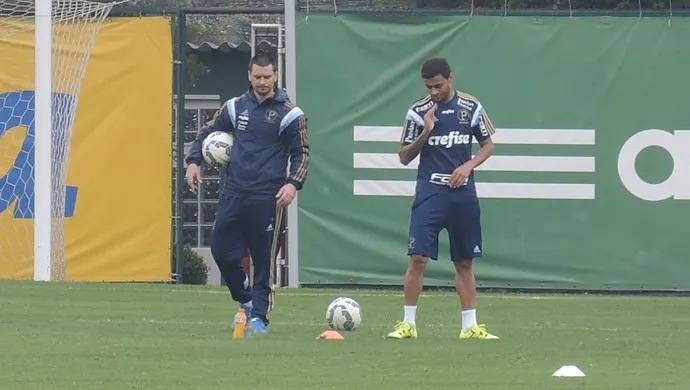 Cleiton Xavier trabalha em campo e pode ser novidade no sábado